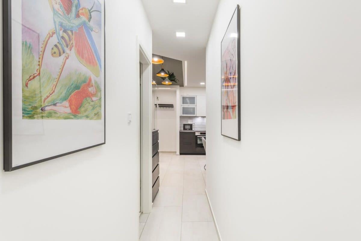 Apartament Lovely & *