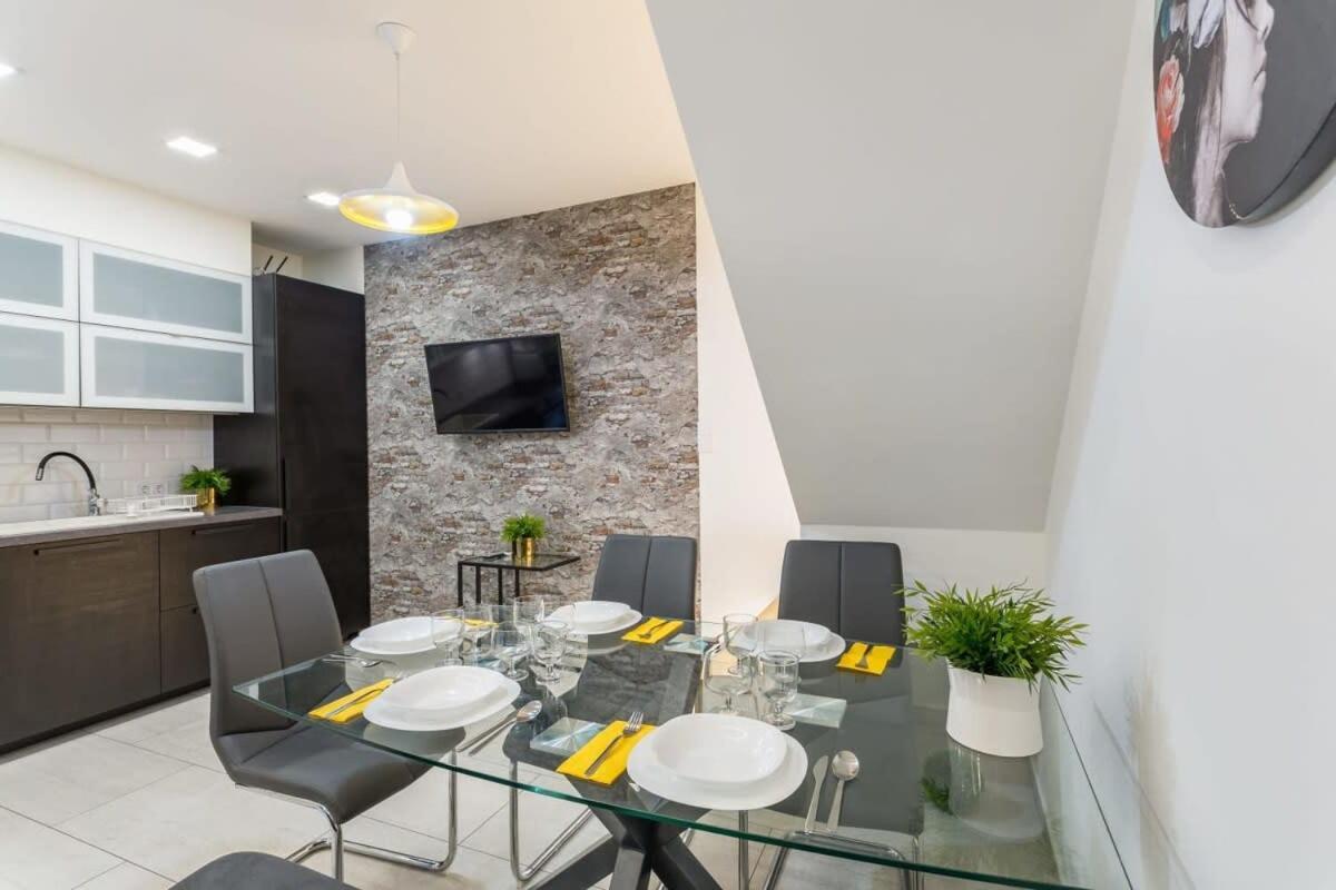 Apartament Lovely &
