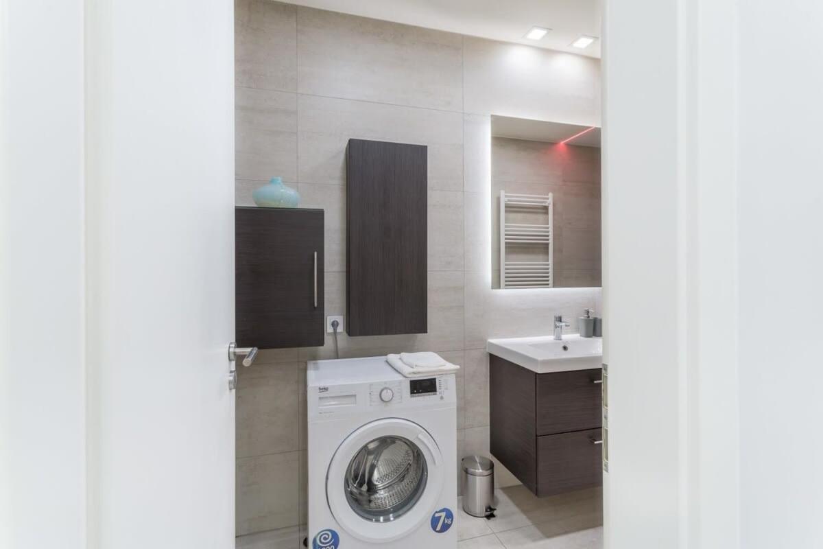 Apartament Lovely &