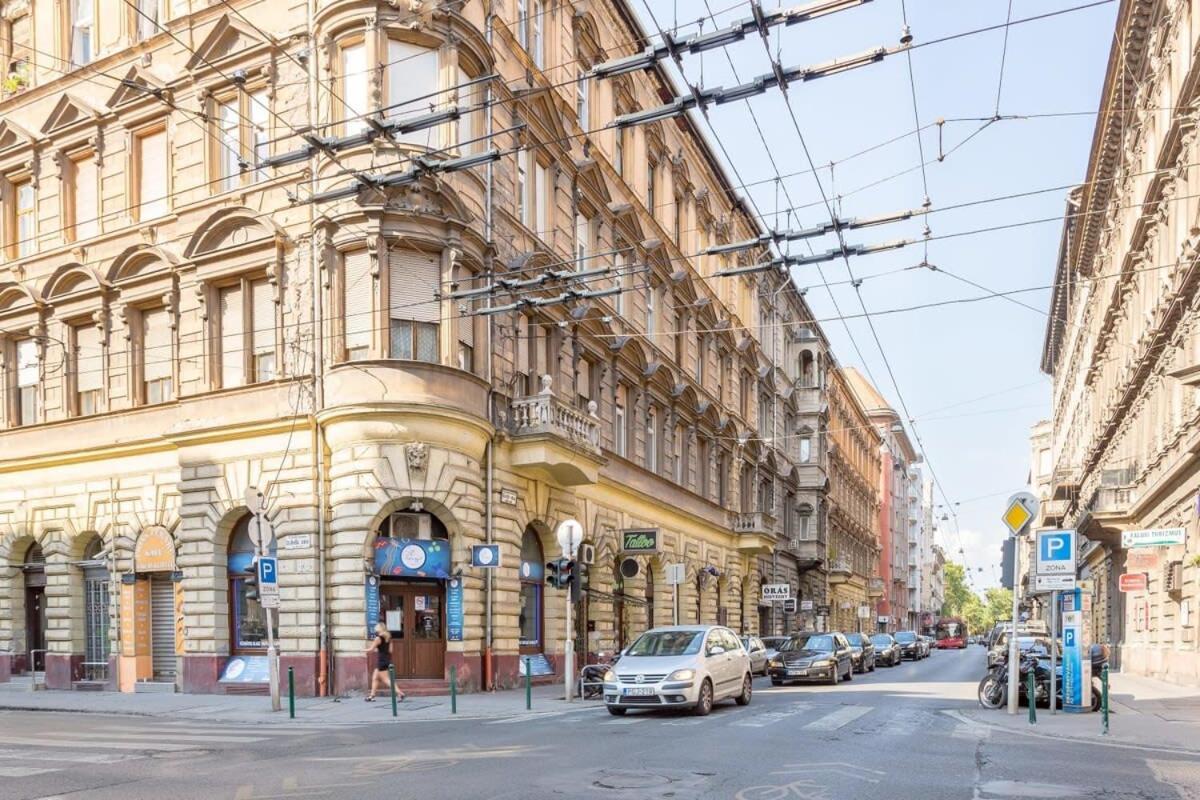Apartament Lovely &