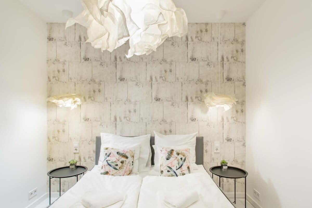 Apartament Lovely & *